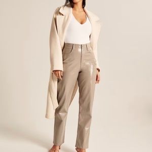 Abercrombie and Fitch Curve Love Patent
Leather 90s Straight Pant 25